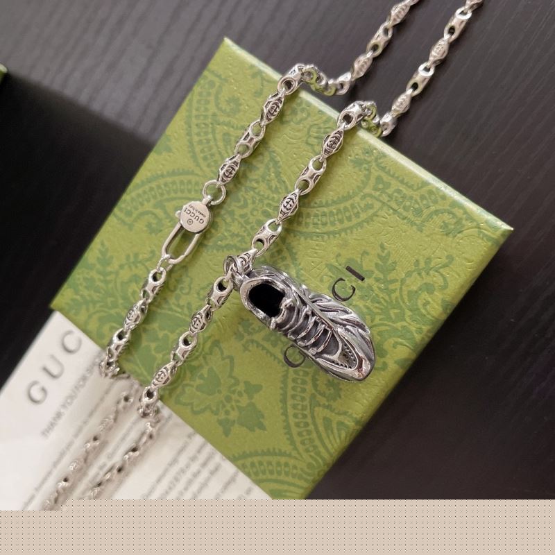 G*u*i necklaces